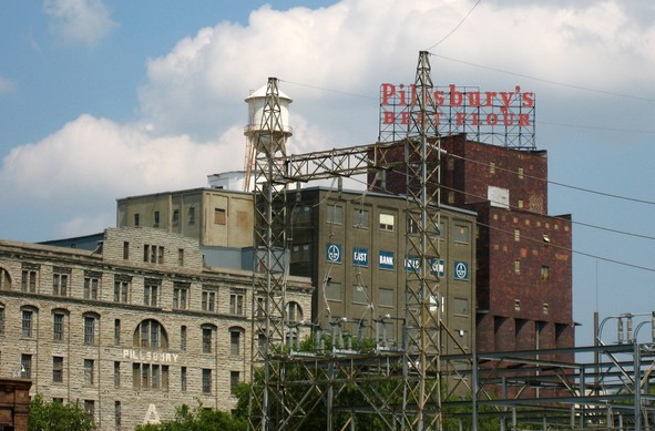 Die Pillsbury A. Mill im Jahre 2006.
Die Pillsbury A Mill, in der Nähe der Saint-Anthony-Fälle am Ufer des Mississippi Rivers in Minneapolis, Minnesota gelegen, war für mehr als vierzig Jahre die größte Getreidemühle auf der Welt. Sie wurde 1881 vollendet und stand im Eigentum von Pillsbury und betrieb zwei der stärksten direktgetriebenen Mühlräder, die je gebaut wurden. Jedes hatte eine Leistung von 895 kW (1200 Pferdestärken). Die Mühle steht immer noch auf dem Ostufer des Mississippi River, hat aber im Jahre 2003 den Betrieb eingestellt.
